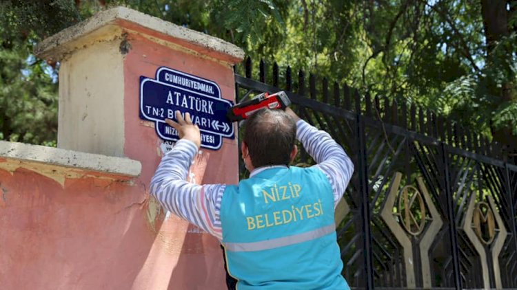 Nizip Belediyesi bulvar ve sokak levhalarını yeniliyor Nizip Belediyesi bulvar ve sokak levhalarını yeniliyor