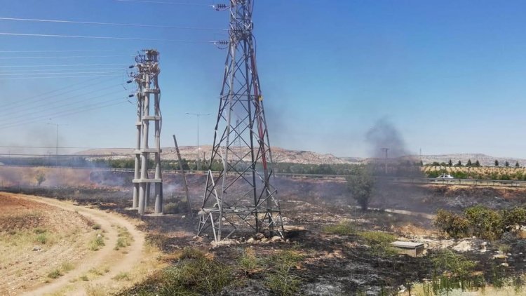 Anız yangını elektrik kesintisine neden oldu Anız yangını elektrik kesintisine neden oldu
