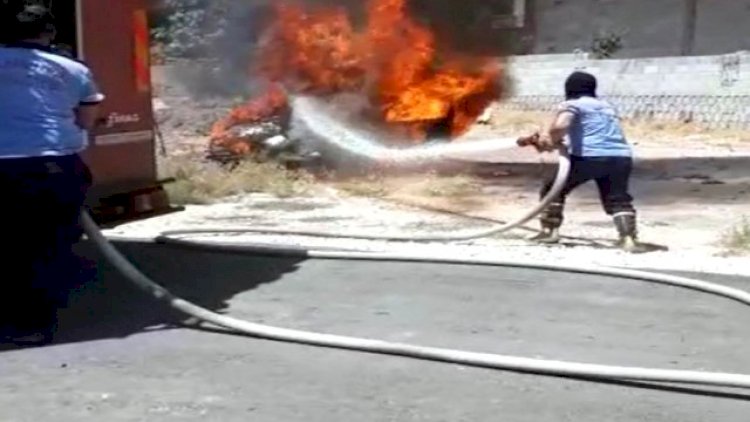Park halindeki otomobil alev alarak küle döndü