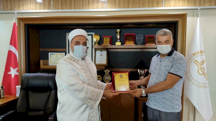İlçe Müftüsü Çiftçi’den NRT’ye Plaket