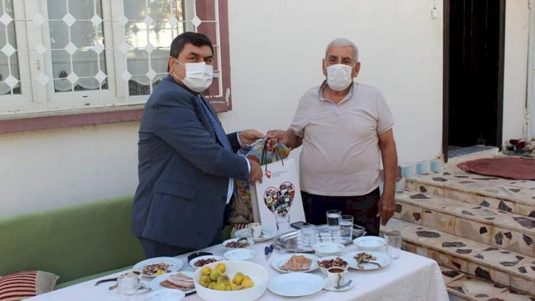 Nizip Kaymakamı Kemal Şahin, 1-4 Ekim Yaşlılar Haftası” dolayısıyla ilçede bulunan ya Nizip Kaymakamı Kemal Şahin, 1-4 Ekim Yaşlılar Haftası” dolayısıyla ilçede bulunan ya