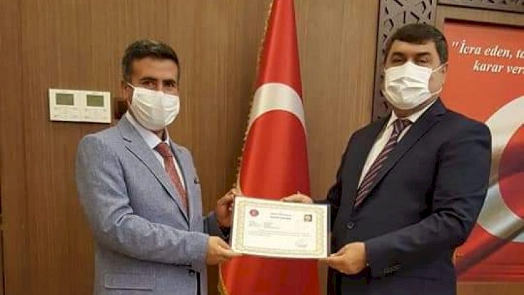 Kaymakam Şahin'den Kendirci'ye Plaket* Kaymakam Şahin'den Kendirci'ye Plaket*