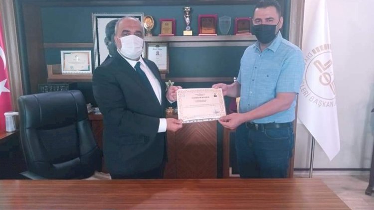 Cami yaptıran Hayırsever Banilerine Plaket Cami yaptıran Hayırsever Banilerine Plaket