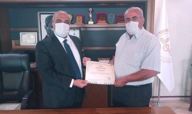 Cami yaptıran Hayırsever Banilerine Plaket Cami yaptıran Hayırsever Banilerine Plaket