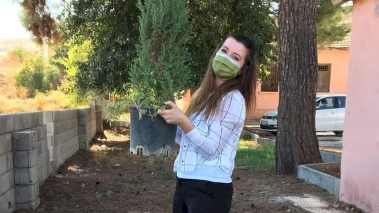 Okulun hem öğretmeni hem bahçıvanı hem de anne ve babası oldu