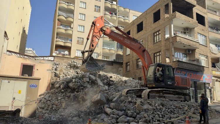 Nizip Sosyal Yardımlaşma Vakfı Eski Binası Yıkıyor