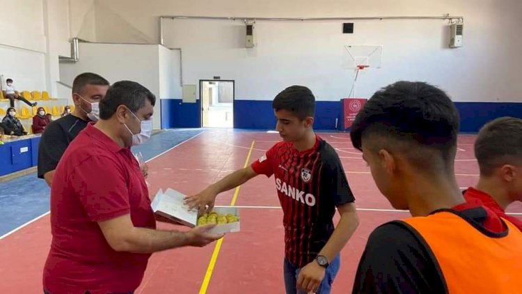 Kaymakam Şahin Hokeycilere Baklava ikram etti