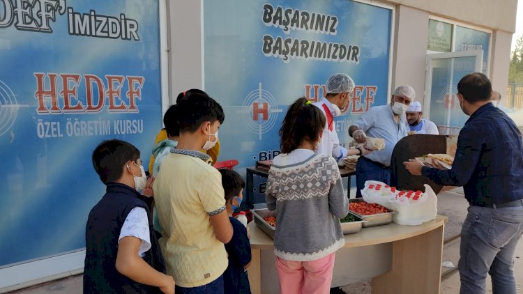 Nizip’te Hedef Kurs Merkezi Öğrencilere Mangal Partisi Verdi
