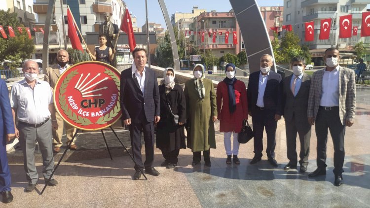 CHP, 29 Ekim Cumhuriyet Bayramı nedeniyle Atatürk Anıtı’na çelenk sundu CHP, 29 Ekim Cumhuriyet Bayramı nedeniyle Atatürk Anıtı’na çelenk sundu