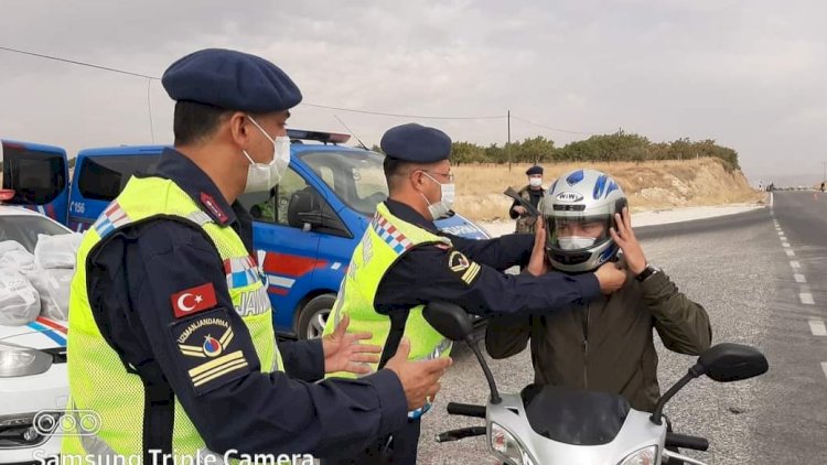 Jandarma "Bir şey olmaz deme, kaskını tak ölme" sloganıyla kask hediye etti. 