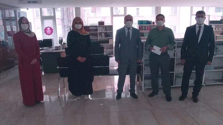 Kompozisyon yarışmasında dereceye giren din gönüllülerini ödül