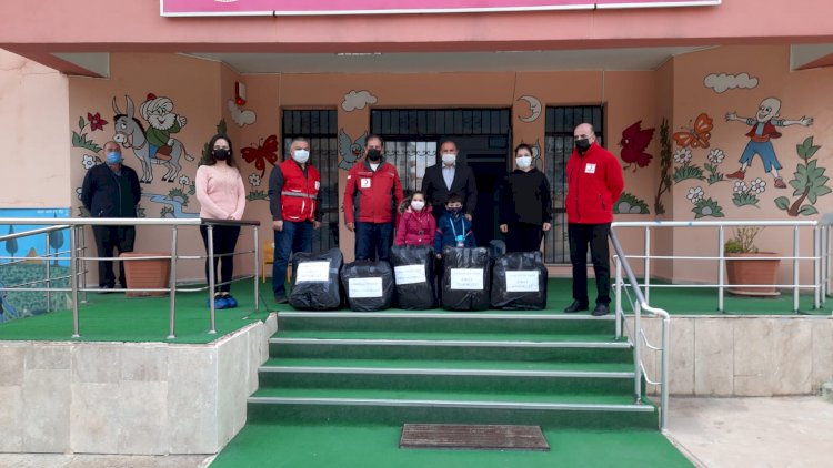 Anaokulu öğrencilerinden depremzedelere anlamlı yardım