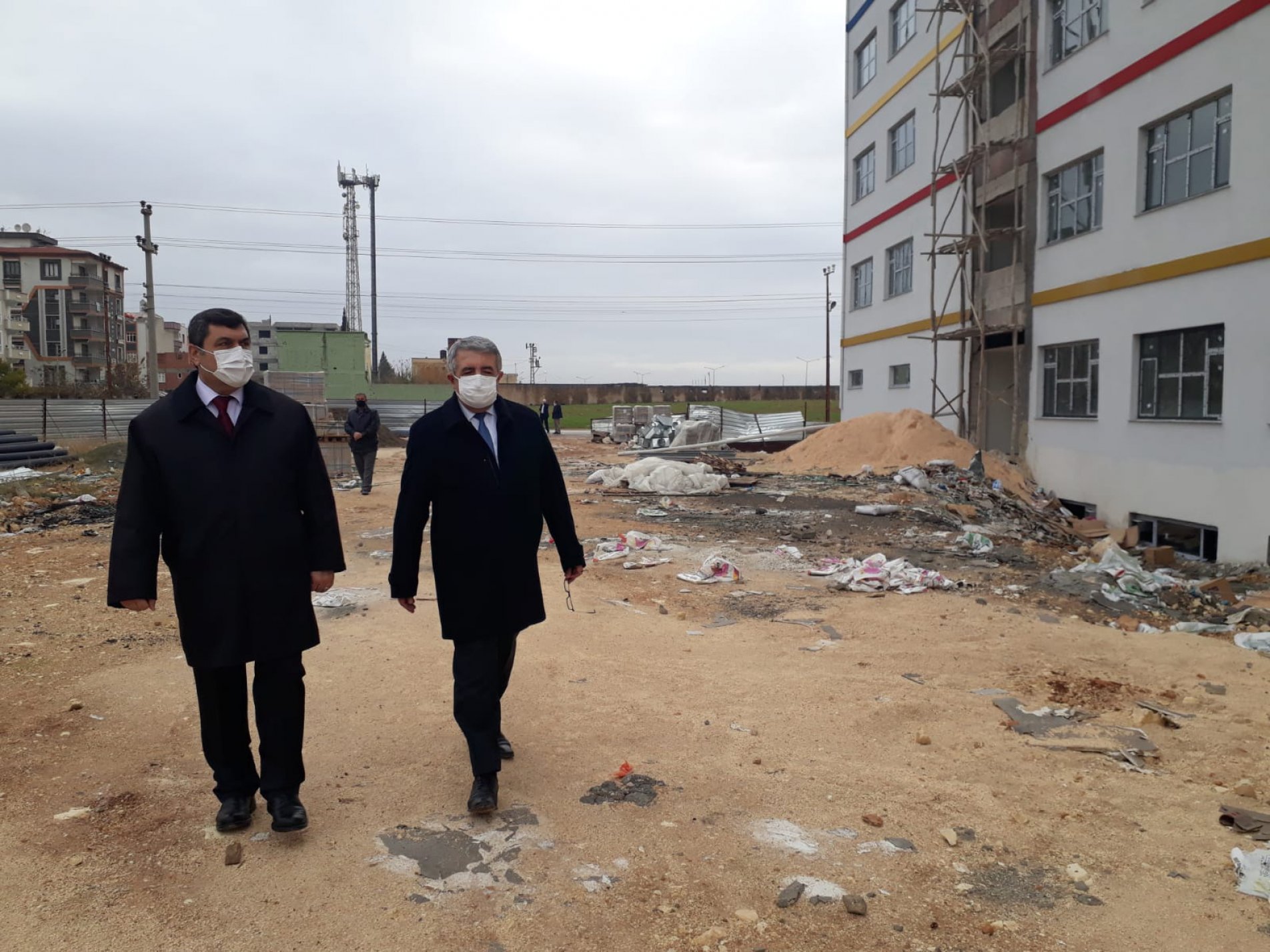 İlçe Kaymakamımız Kemal ŞAHİN ve İlçe Milli Eğitim Müdürümüz Cengiz GÜNDEŞ Okul İnşaa