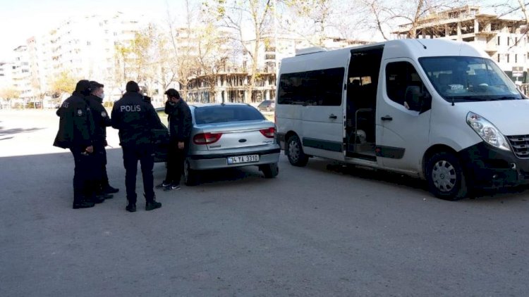 Hatalı dönüş yaptı polis aracıyla çarpıştı Hatalı dönüş yaptı polis aracıyla çarpıştı