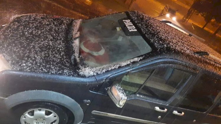 Fındık büyüklüğünde yağan dolu nedeniyle çok sayıda araç zarar gördü