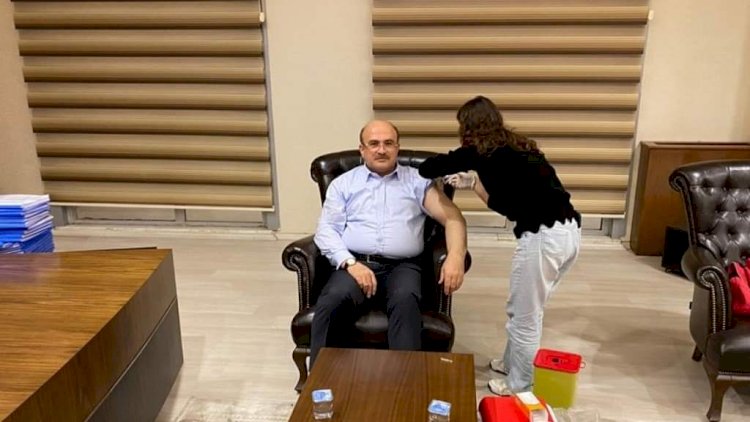 Başkan Sarı, korona aşısı oldu Başkan Sarı, korona aşısı oldu