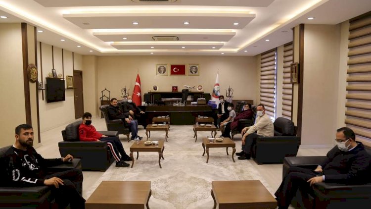 Büyükelçi Hassen'den Belediye Başkanı Sarı'ya ziyaret Büyükelçi Hassen'den Belediye Başkanı Sarı'ya ziyaret