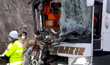 Birecik'te yolcu otobüsü kamyona çarptı: 3 ölü, 41 yaralı Birecik'te yolcu otobüsü kamyona çarptı: 3 ölü, 41 yaralı