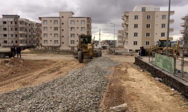 Fırat Mahallesi'nde malzeme serim çalışması yapıldı Fırat Mahallesi'nde malzeme serim çalışması yapıldı