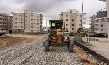 Fırat Mahallesi'nde malzeme serim çalışması yapıldı Fırat Mahallesi'nde malzeme serim çalışması yapıldı