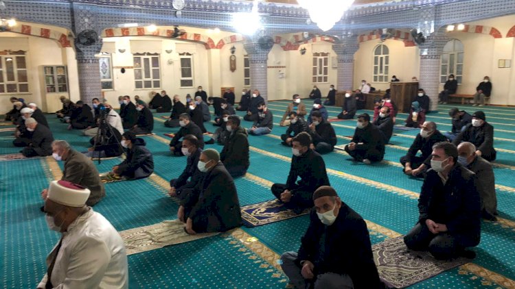 Regaip kandilinde eller semaya açildi Regaip kandilinde eller semaya açildi