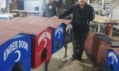 Duyarlı Esnaf Sokak Hayvanları için Kedi Evleri yaparak Kızılay'a teslim etti
