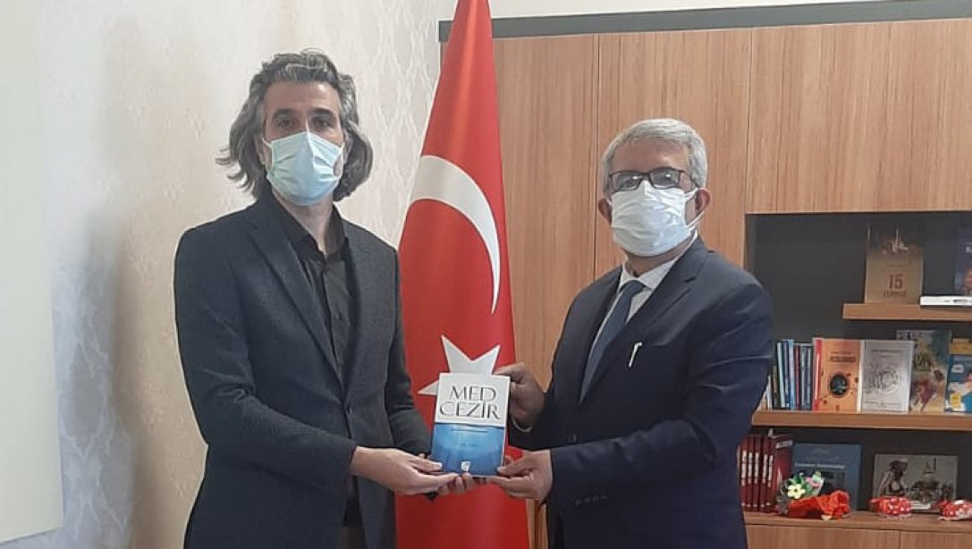 İslim Sayın Ortaokulu Müdürü Fatih KURT, Yazmış Olduğu İlk Şiir Kitabını İlçe Müdürüm