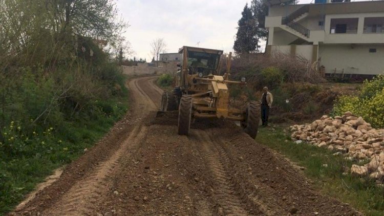 Belediye ekiplerinden yol düzenleme çalışması Belediye ekiplerinden yol düzenleme çalışması