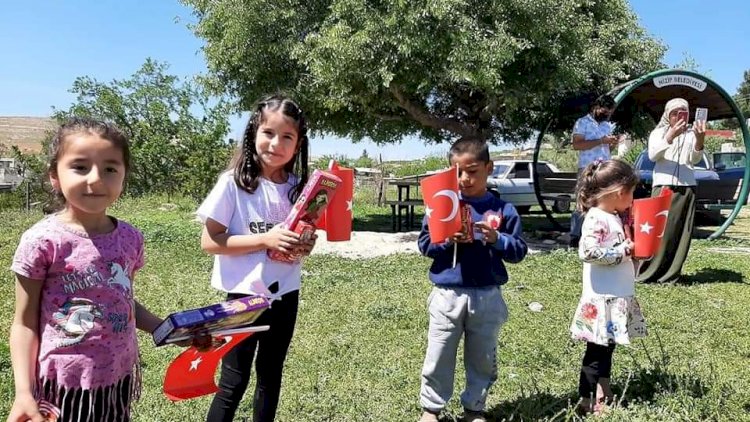 Yardımsever gönüllüler Nizip'te köy çocuklarını 23 Nisan'da da unutmadı