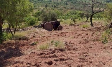 Tarla sürerken traktörün altıda kalan çiftçi hayatını kaybetti Tarla sürerken traktörün altıda kalan çiftçi hayatını kaybetti