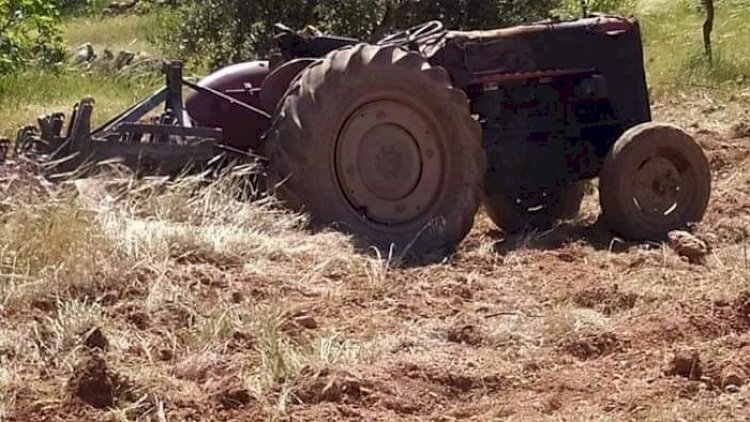 Tarla sürerken traktörün altıda kalan çiftçi hayatını kaybetti Tarla sürerken traktörün altıda kalan çiftçi hayatını kaybetti
