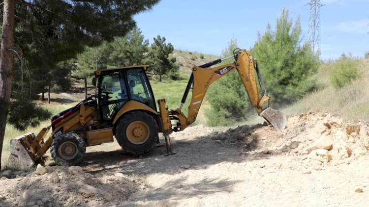 Belediye ekiplerinden yol düzenleme ve çevre temizliği çalışması 