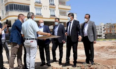 Başkanlar Sarı ve Fadıloğlu pazar yeri inşaat alanını inceledi Başkanlar Sarı ve Fadıloğlu pazar yeri inşaat alanını inceledi