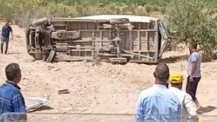 Karkamış'ta lastiği patlayan minibüs takla attı