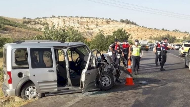 İki kafa kafaya çarpıştı: 3 ağır yaralı**