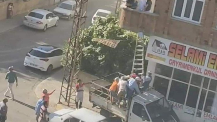 Yangında mahsur kalanlara mahalleliden kurtarma operasyonu Yangında mahsur kalanlara mahalleliden kurtarma operasyonu