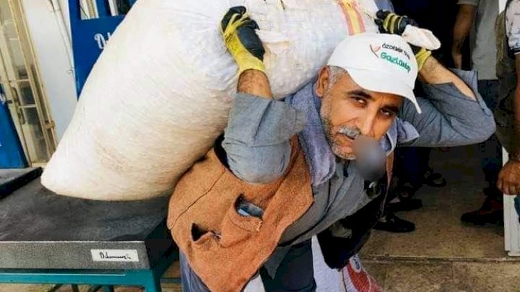 Hayatın yükünü sırtında taşıyor Hayatın yükünü sırtında taşıyor