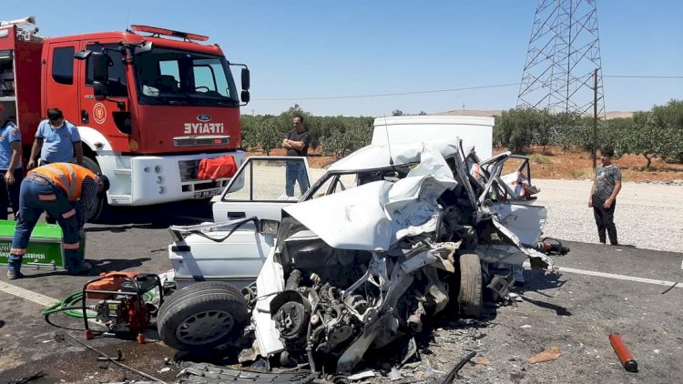 Nizip’te iki araç kafa kafaya çarpıştı: 1 ölü, 1 yaralı Nizip’te iki araç kafa kafaya çarpıştı: 1 ölü, 1 yaralı