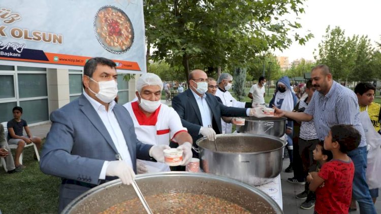 Başkan Sarı'dan aşure ikramı