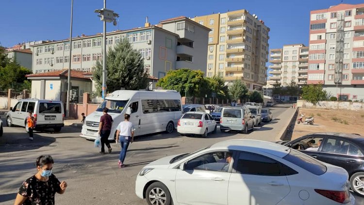 Nizip'te Okul Önlerinde Trafik Karmaşası Nizip'te Okul Önlerinde Trafik Karmaşası