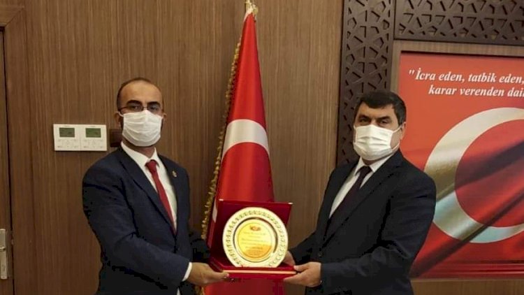 Muhtar Şeker'den Kaymakam Şahin'e Teşekkür plaketi