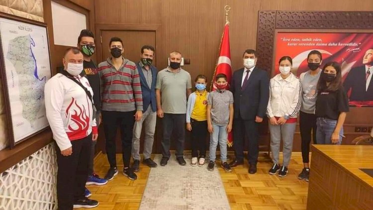 Sporcular Kaymakam Şahin'e Ziyaret* Sporcular Kaymakam Şahin'e Ziyaret*