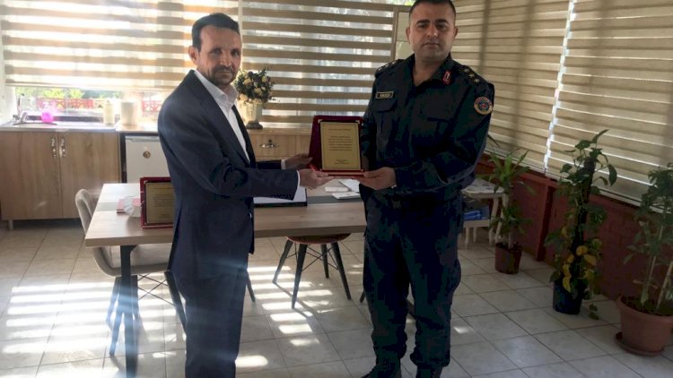 Muhtar Bozkurt’tan Jandarma’ya Plaket Muhtar Bozkurt’tan Jandarma’ya Plaket