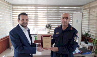 Muhtar Bozkurt’tan Jandarma’ya Plaket Muhtar Bozkurt’tan Jandarma’ya Plaket