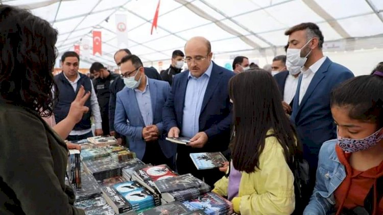 Kaymakam Çağlar ve Başkan Sarı kitap fuarında* Kaymakam Çağlar ve Başkan Sarı kitap fuarında*