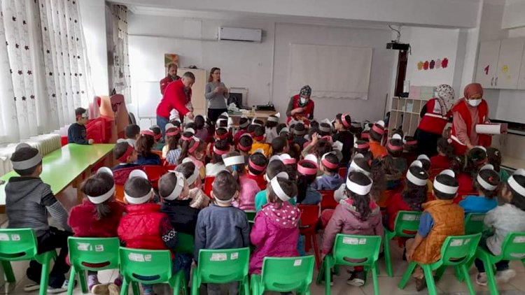Kızılay gönüllüleri çocuklara atıştırmalık dağıttı Kızılay gönüllüleri çocuklara atıştırmalık dağıttı
