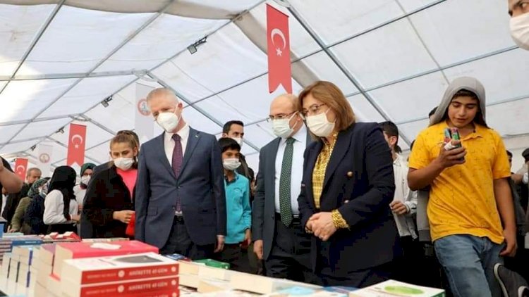 ''İyi bir kitap, gerçek bir hazinedir." ''İyi bir kitap, gerçek bir hazinedir."