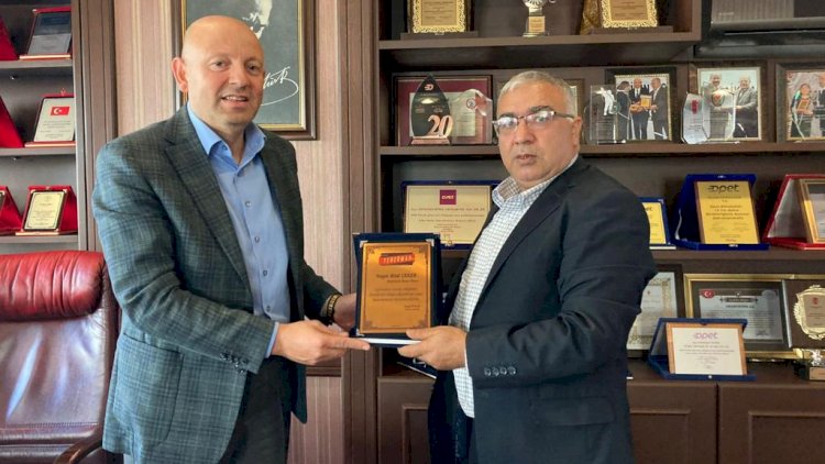 Hayirsever işadami çeker'e plaket