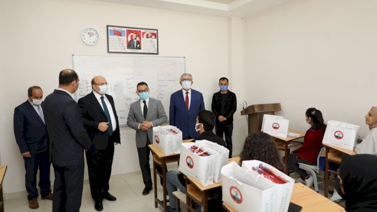 Belediye Başkanı Sarı’dan öğrencilere kitap yardımı