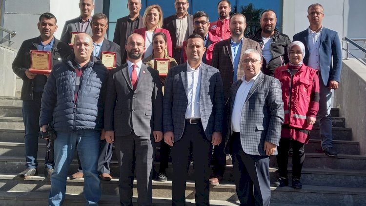 Sosyal Yardımlaşma ve Dayanışma vakfı personellerine plaket verildi Sosyal Yardımlaşma ve Dayanışma vakfı personellerine plaket verildi